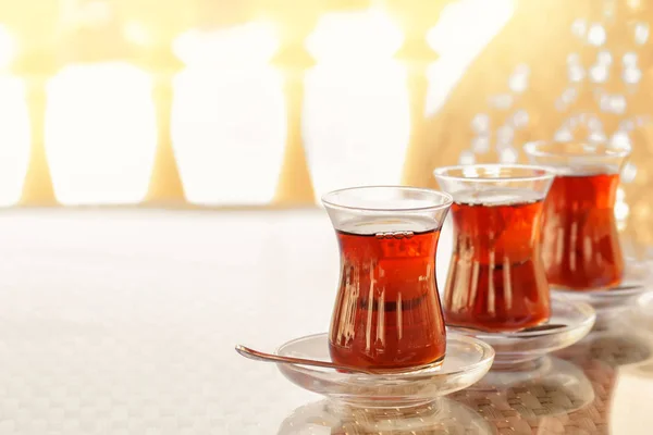 Турецкий чай в традиционных бокалах — стоковое фото