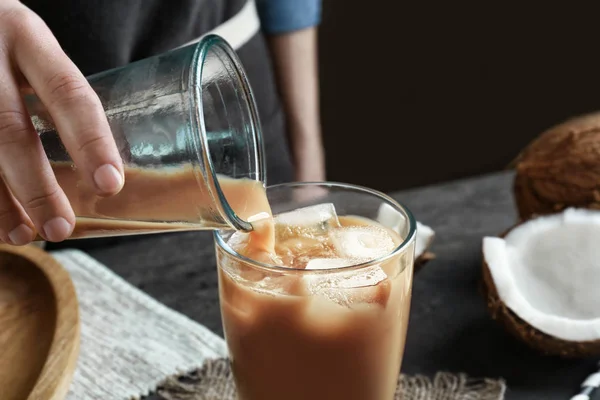 Perempuan menuangkan kopi kelapa dingin — Stok Foto