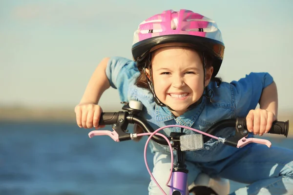 晴れた日の屋外のかわいい女の子乗って自転車 — ストック写真