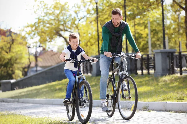 Dad and son riding bicycles — Stock Photo, Image