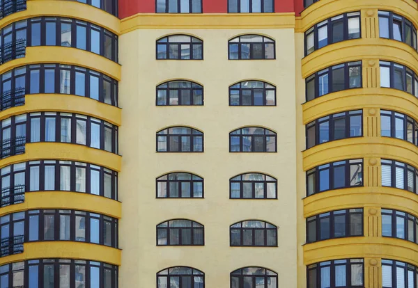 Edifício de apartamento de vários andares — Fotografia de Stock