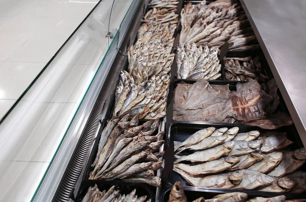 Smoked fish in supermarket — Stock Photo, Image