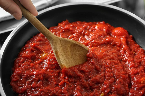 Tomatensaus in koekenpan — Stockfoto