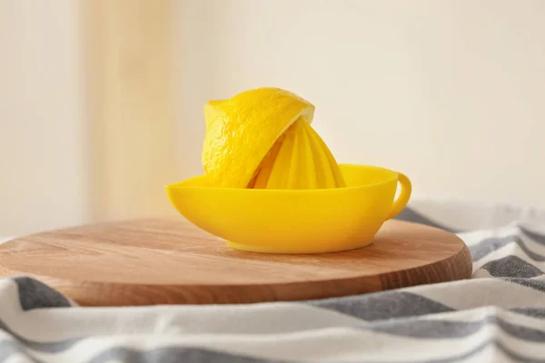 Placa de corte com espremedor e limão — Fotografia de Stock