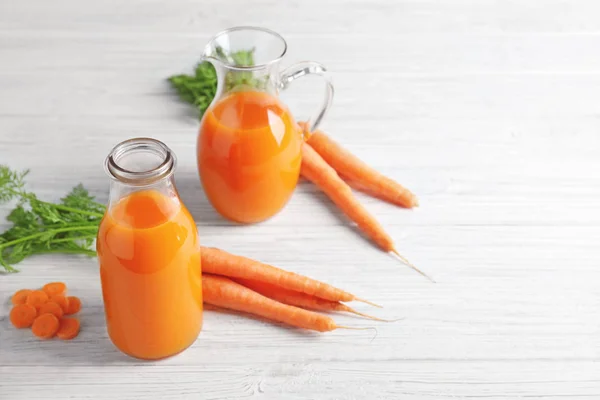 Sumo de cenoura em garrafa — Fotografia de Stock