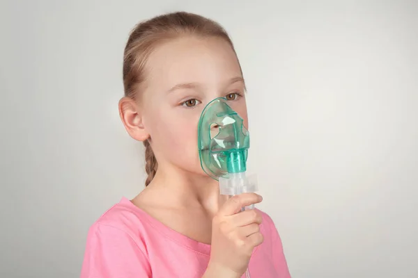 Menina usando máquina de asma — Fotografia de Stock