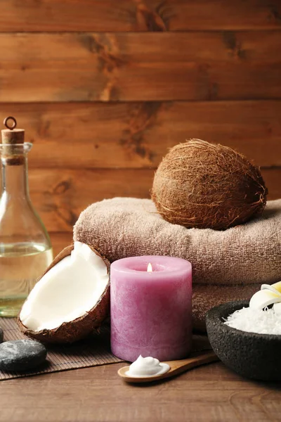 Belle composition spa avec des produits de soins du corps à la noix de coco et bougie sur la table — Photo