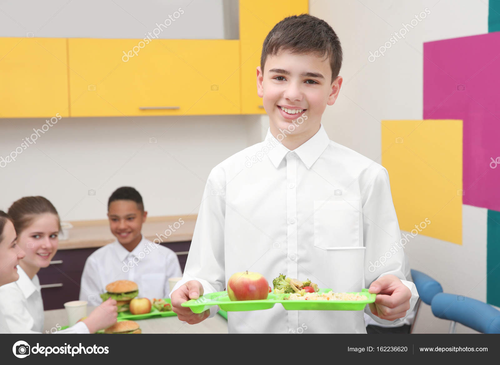 Imágenes: comedores escolares | Chico lindo con bandeja con ... Imágenes: comedores escolares | Chico lindo con bandeja con ...