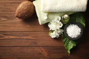 Ahşap zemin üzerine Hindistan cevizi ile güzel spa kompozisyon