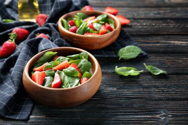 Çilekli ıspanak salatası.