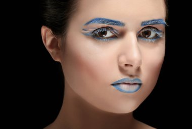 Yaratıcı makyajlı kadın