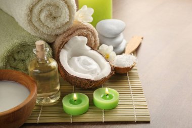 Hindistan cevizi vücut bakım ürünleri bambu hasır üzerinde ile güzel spa kompozisyon