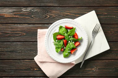 Çilekli ıspanak salatası.