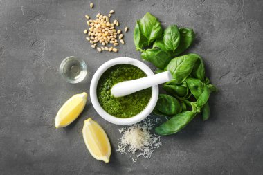 harç havaneli ve malzemeler ile sos