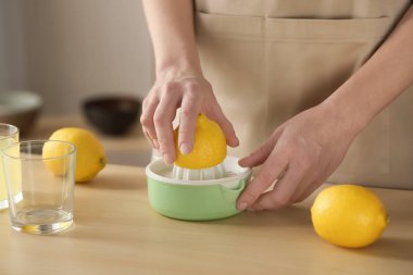 Limonata hazırlama kadın