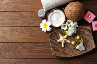 Hindistan cevizi vücut bakım ürünleri ahşap arka plan üzerinde ile güzel spa kompozisyon