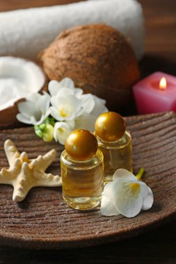 Hindistan cevizi yağı şişeleri ve deniz yıldızı 