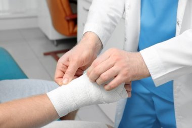 Ortopedi Kliniği, closeup hastanın elinde üzerine bandaj uygulama