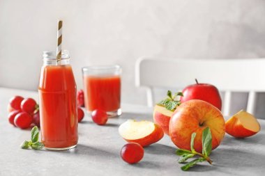 Şişe lezzetli meyve suyu 