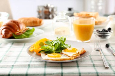 Sahanda yumurta ile lezzetli breakfast