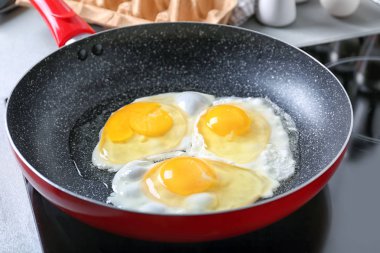 Lezzetli yumurta ile kızartma tavası 