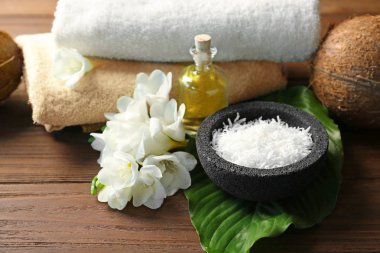 Ahşap zemin üzerine Hindistan cevizi ile güzel spa kompozisyon