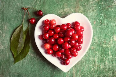 Kalp kiraz ile plaka şeklinde