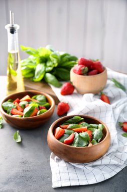 Çilekli ıspanak salatası.