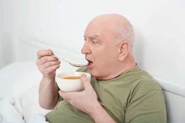 Yaşlı adam yeme çorbası