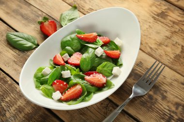 Ispanak ve çilek salatası  