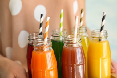 şişe suları ile kadın