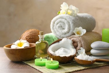Hindistan cevizi vücut bakım ürünleri bambu hasır üzerinde ile güzel spa kompozisyon