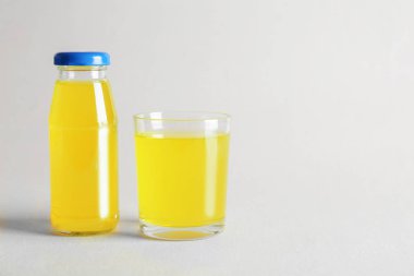 Şişe ve cam suyu ile 