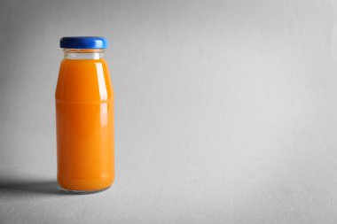 Şişe lezzetli meyve suyu