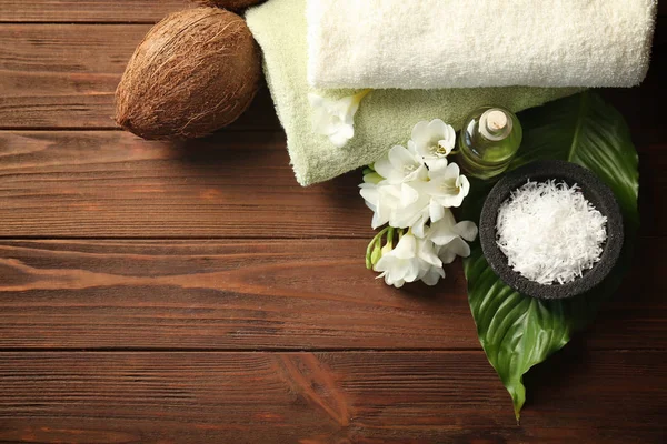 Ahşap zemin üzerine Hindistan cevizi ile güzel spa kompozisyon