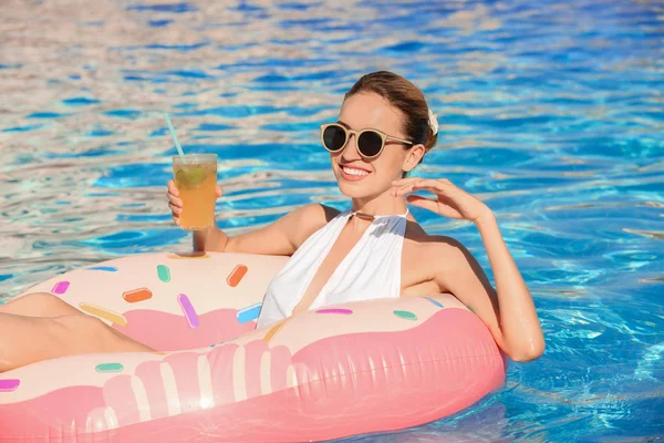 şişme çörek üzerinde genç kadın 