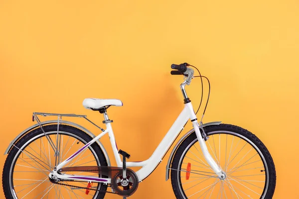 Cykel på färgbakgrund — Stockfoto