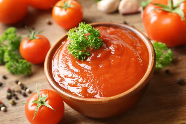 Kom met saus en tomaten — Stockfoto