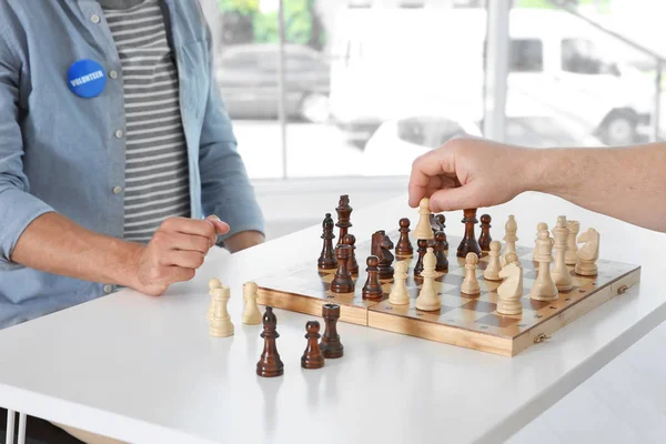 Volontario che gioca a scacchi con l'uomo — Foto Stock