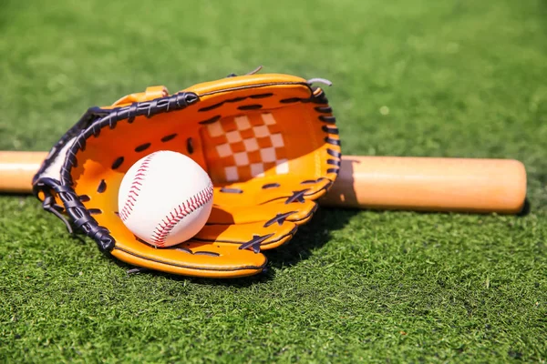 Baseballball, Handschuh und Schläger — Stockfoto