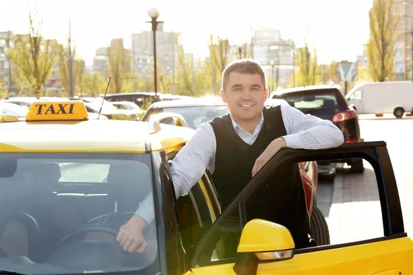 Conductor de taxi guapo — Foto de Stock