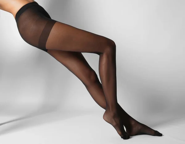 Las piernas de la hermosa mujer joven — Foto de Stock