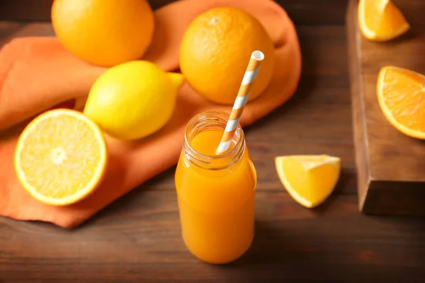 在瓶子里的美味橘汁 — 图库照片