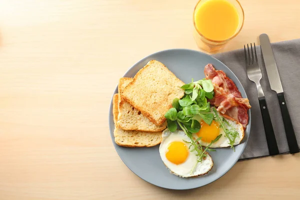 可口的早餐，煎的鸡蛋 — 图库照片