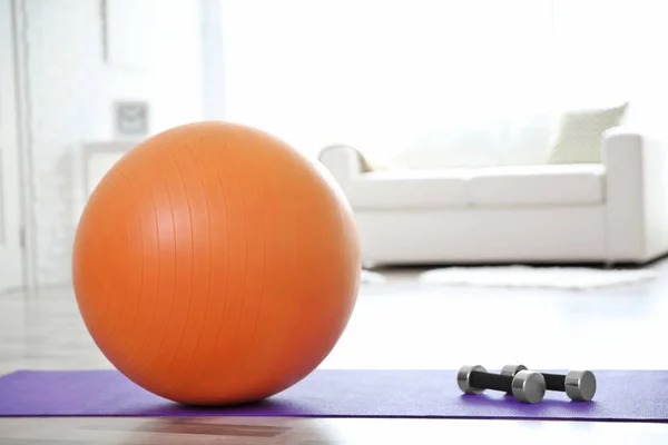 Rubber ball and dumbbells — Stock Photo, Image