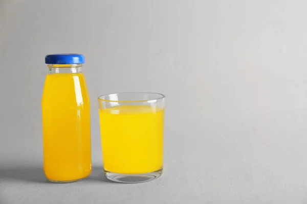 Şişe ve cam suyu ile — Stok fotoğraf