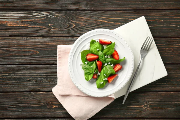 Çilekli ıspanak salatası.