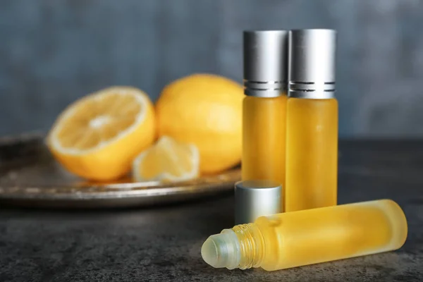 Frascos de perfume y limones —  Fotos de Stock