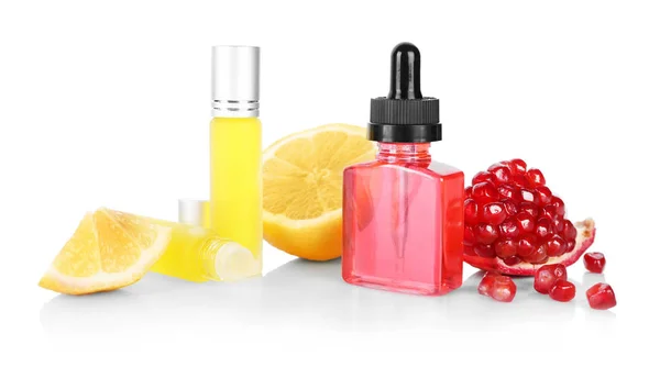 Frascos de perfume y frutas —  Fotos de Stock