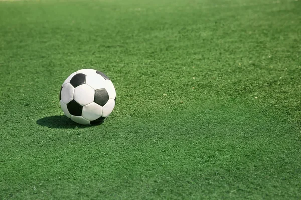 Bola de futebol na grama — Fotografia de Stock